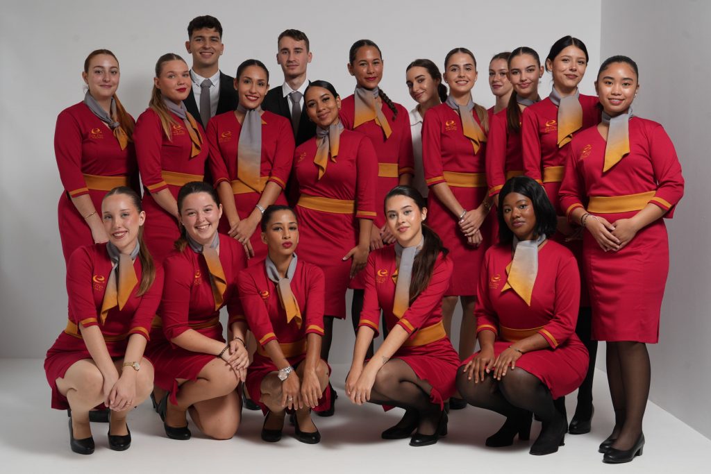Alumnos de Élite AirCrew con uniforme de TCP, que deben superar el reconocimiento médico antes de volar